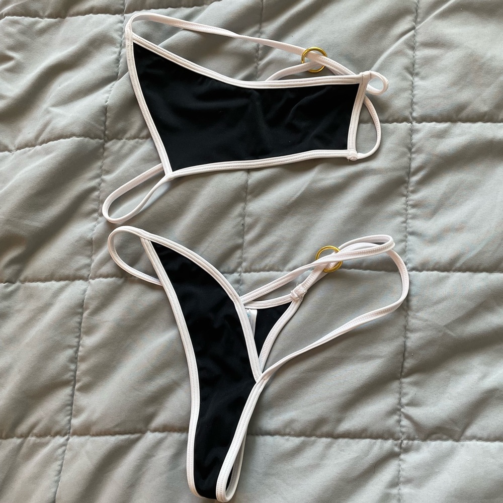 Ando Bagus black and white bikini